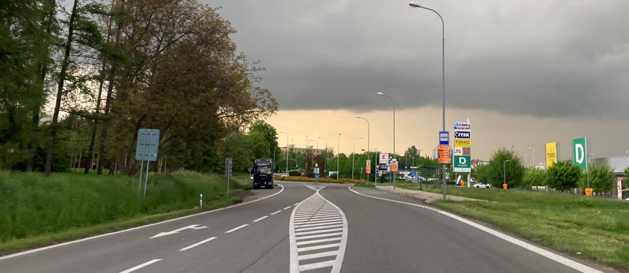 Skončil muž bez respirátoru v poutech na zemi?