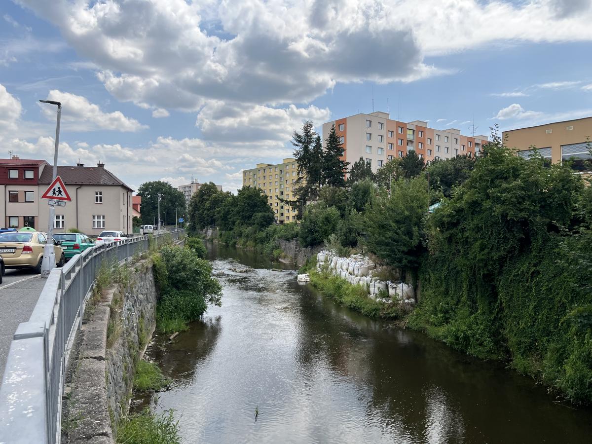 Rozhodnutí soudu o vlastnictví i funkci nábřežní zdi u Chrudimky hraje do karet městu