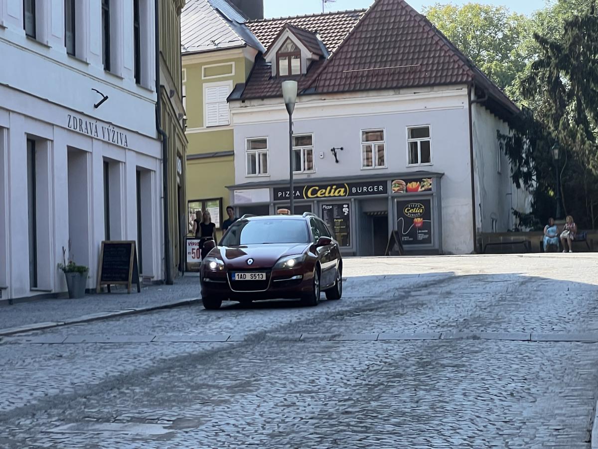 V okolí Široké ulice se po kostkách opět zaprášilo