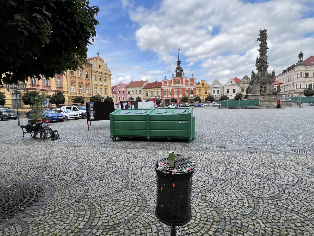 Pod okny radnice dělá politikům vizitku odpudivé zátiší