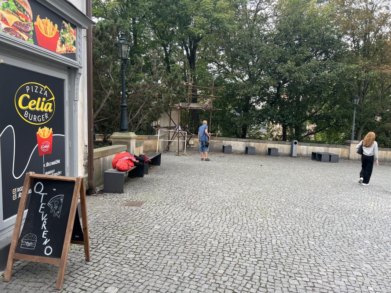 Pietu s původní svatozáří zdobí i dobová lucernička