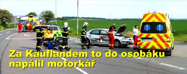 Za Kauflandem to do osobáku napálil motorkář