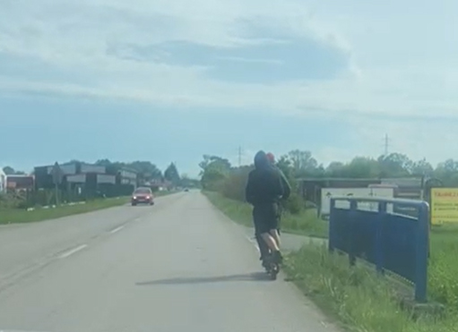 Muži v objetí vzbudili pozornost policie. Jeli totiž na koloběžce