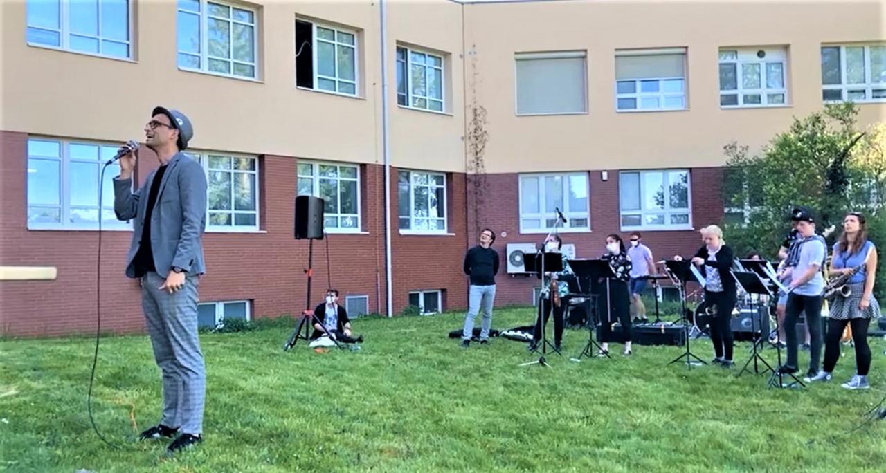 První živý koncert si užili zdravotníci a pacienti chrudimské nemocnice