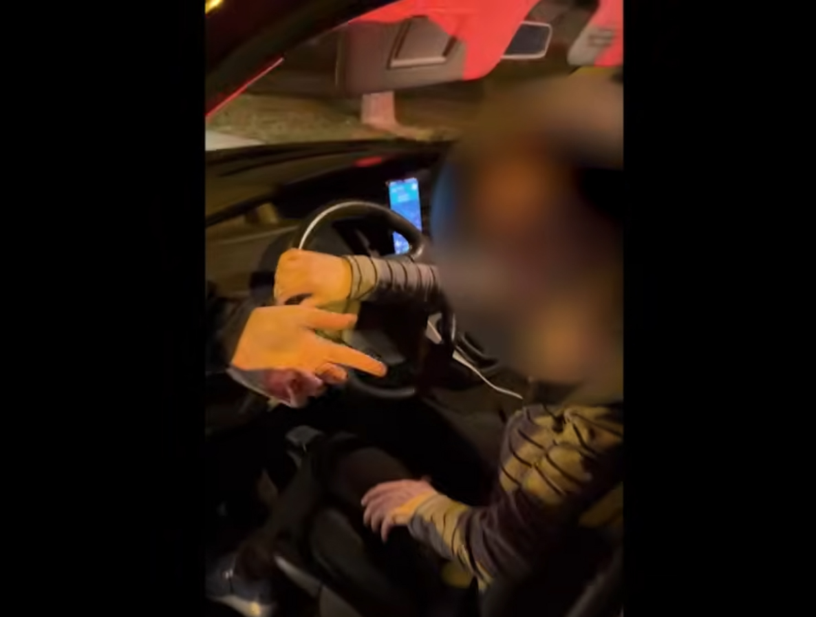 Oběť kyberšmejdů vozila kradené peníze a ještě si myslela, že pomáhá seniorům