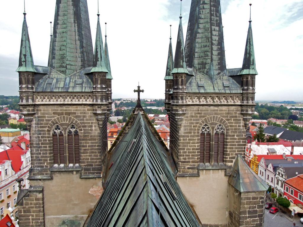 Komunistům stále leží v žaludku dotace místní farnosti na opravu střechy kostela