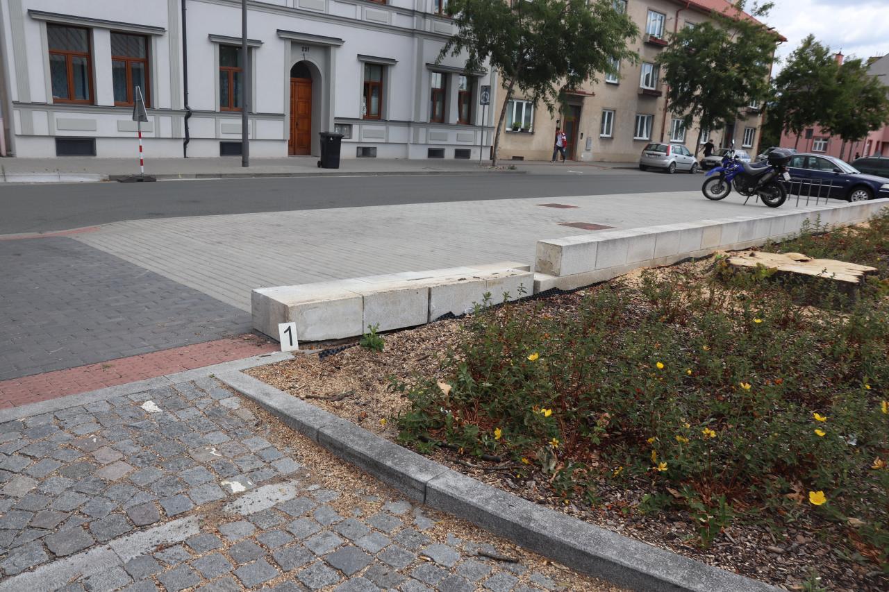 Neznámý řidič narazil do zídky a ujel