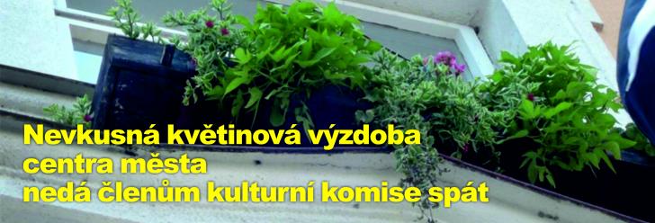 Nevkusná květinová výzdoba centra města nedá členům kulturní komise spát