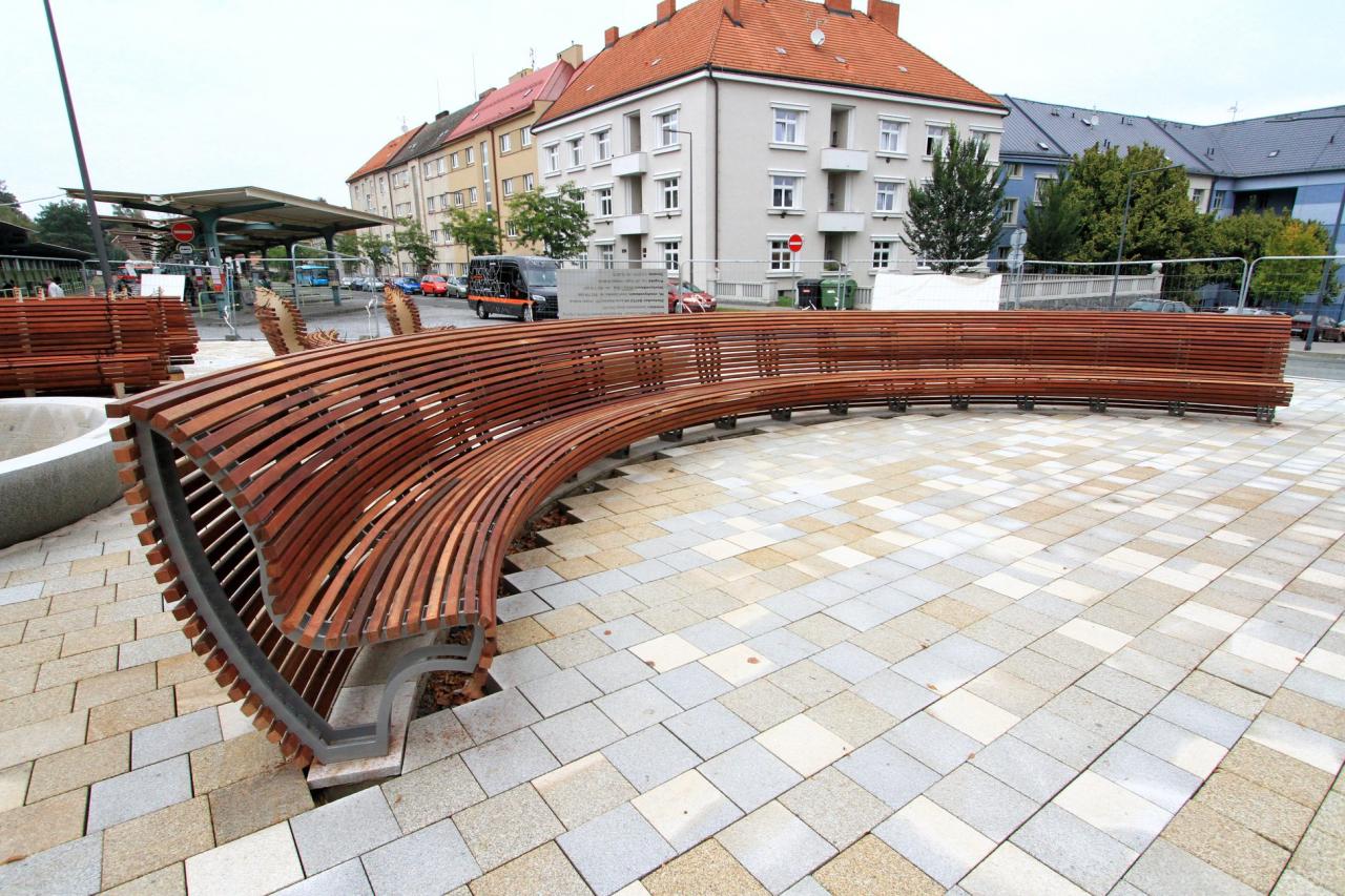 Bezdomovci mají před nádražím novou atrakci