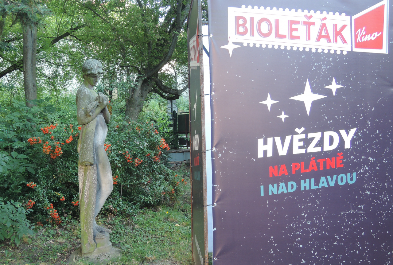 Letní kino uvádí příjemnou romantickou komedii Přes prsty