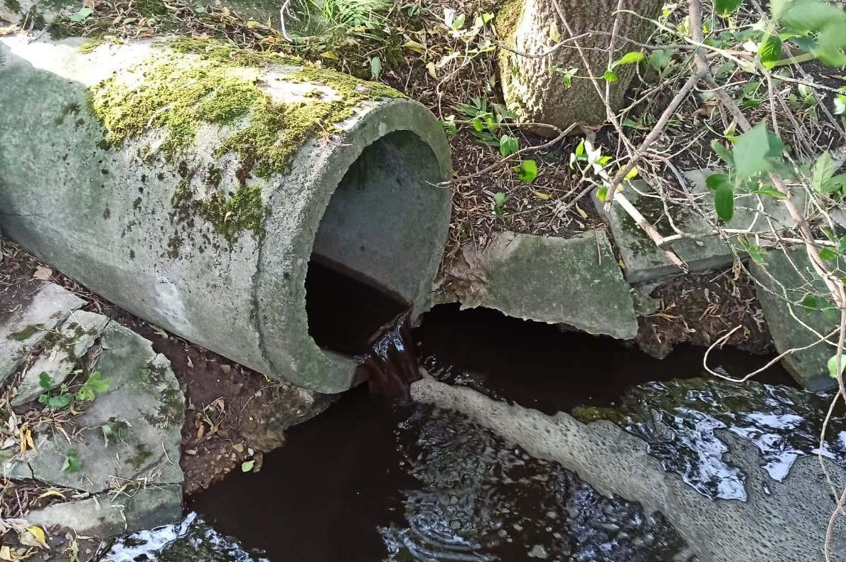 Zprvu neznámá kapalina kontaminovala vodní tok