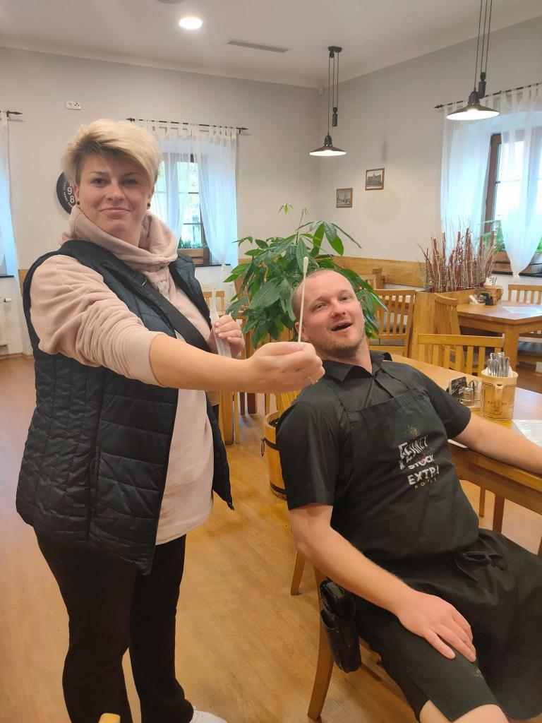 V některých restauracích se rozhodli zachovat si lidskou tvář