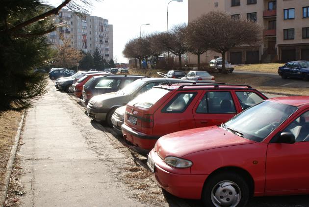 Řidiči už na křížení Malecké a Družstevní nezaparkují
