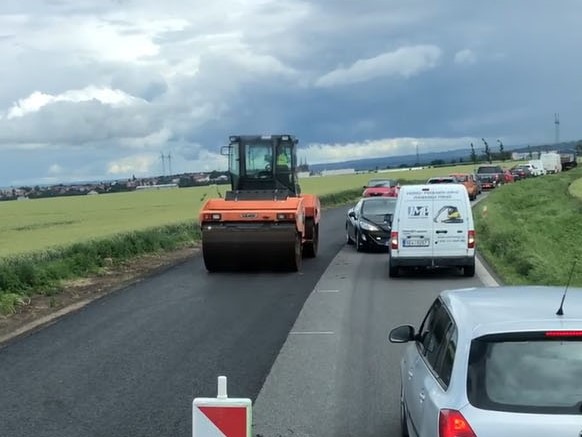 Davové šílenství na čerstvém asfaltu už řeší policie