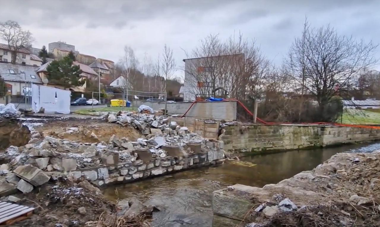 Rekonstrukce mostu v Malecké zásadně pokročila