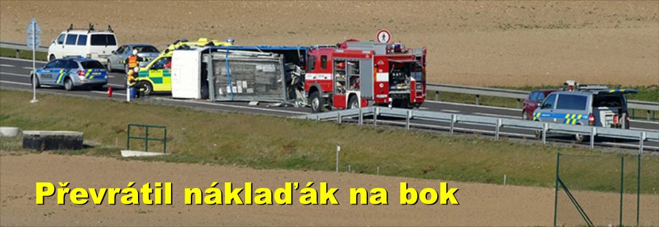 Převrátil náklaďák na bok