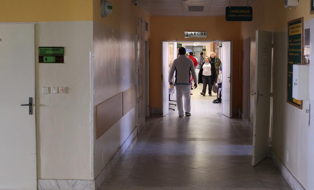 Roušky pro lékaře bude distribuovat centrální sklad v Chrudimi