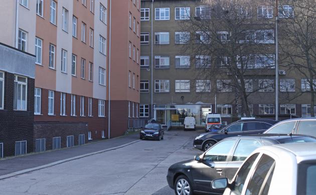Parkoviště ve vnitrobloku chrudimské nemocnice přijde opravit