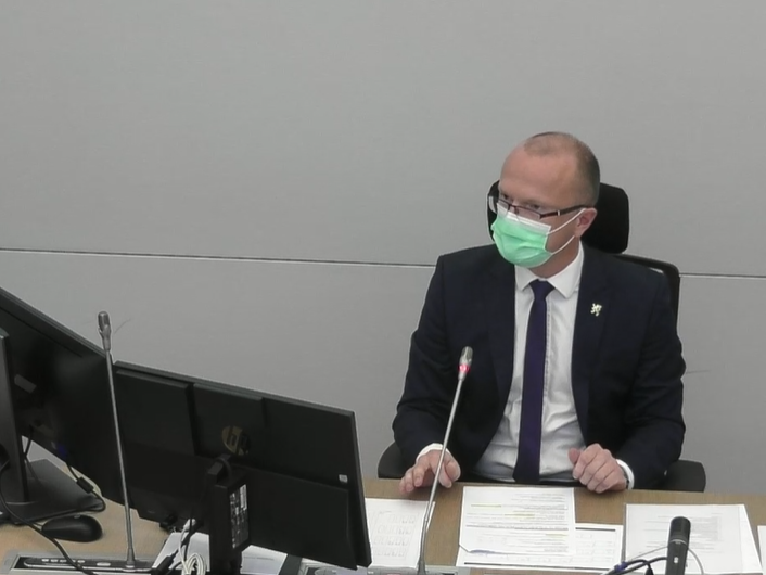 Očkovací fiasko: Vakcíny vozí silničáři a telefony budou zvedat herci