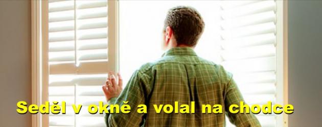 Seděl v okně a volal na chodce