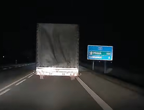 Během jízdy vypil řidič náklaďáku několik piv