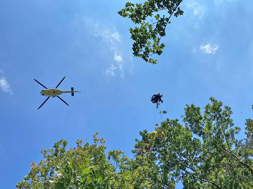 Život paraglidistky doslova visel na padákových šňůrách