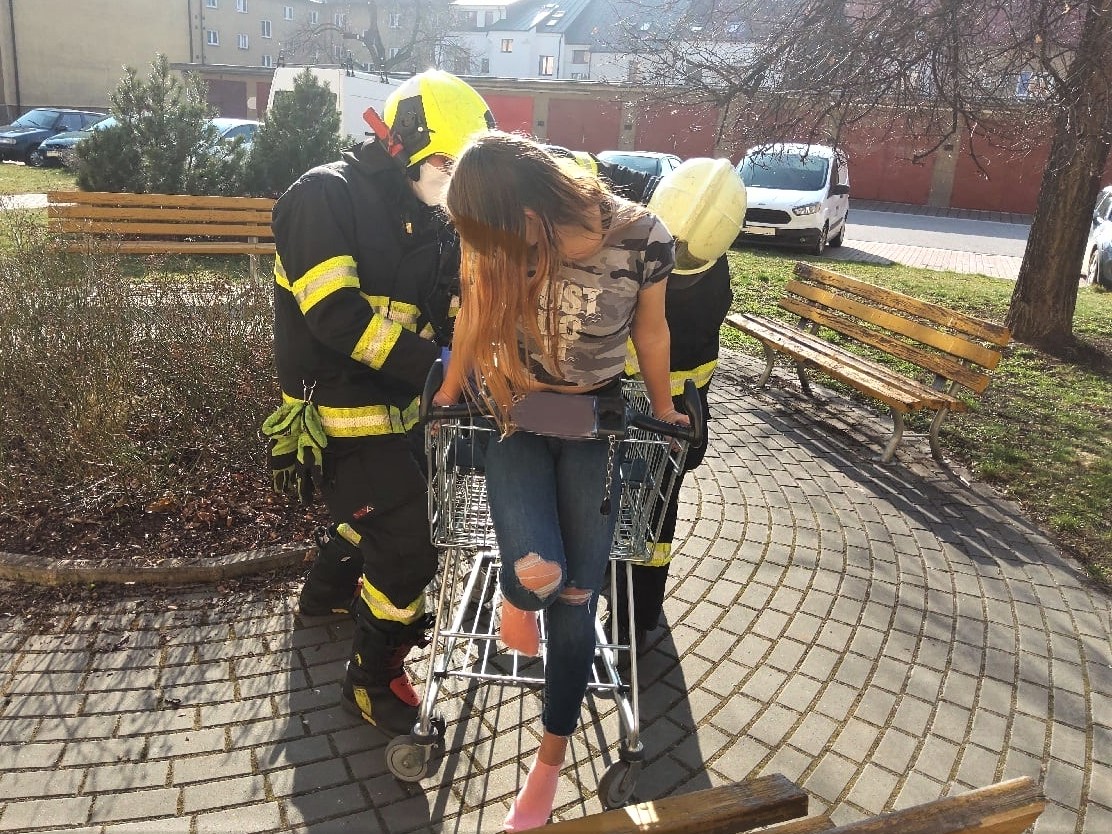 Včerejší zásah hasičů aneb osoba zaseknutá v nákupním košíku