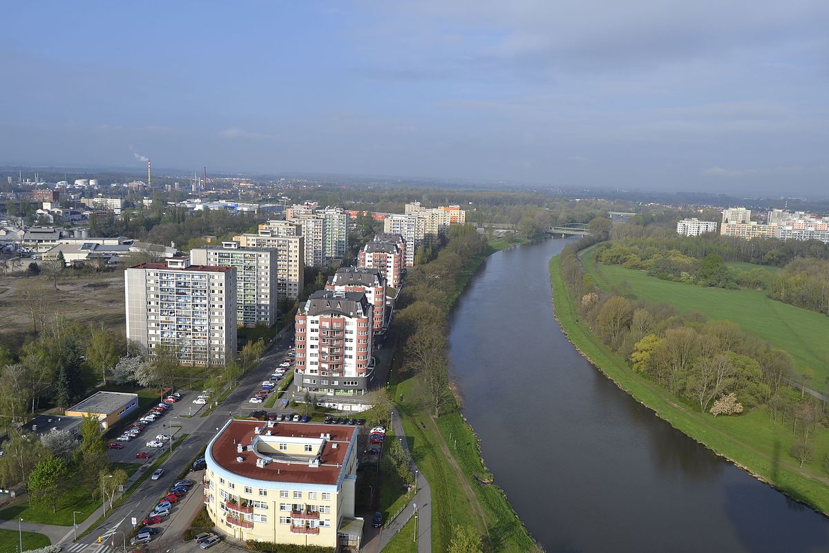Nejdřív letěl sporák. Potom skočil z okna muž