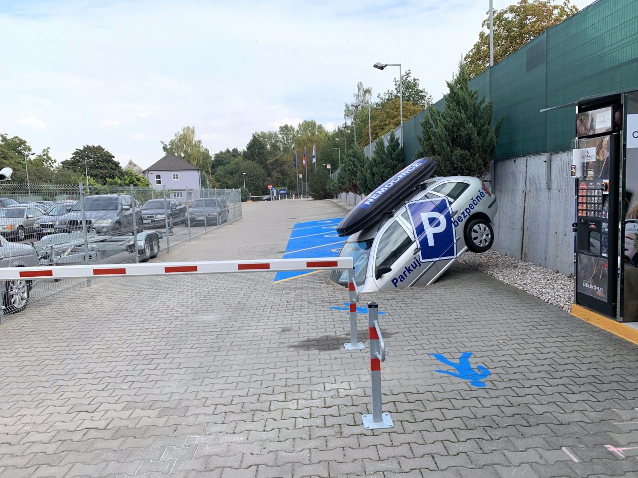 Parkování u nemocnice zavání dalším dopravním kolapsem