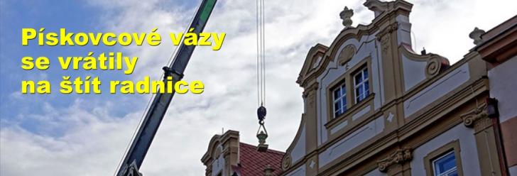 Pískovcové vázy se vrátily na štít radnice