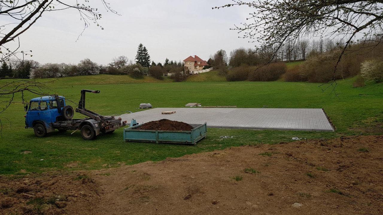 Nechá radnice vydláždit celou plochou dráhu?