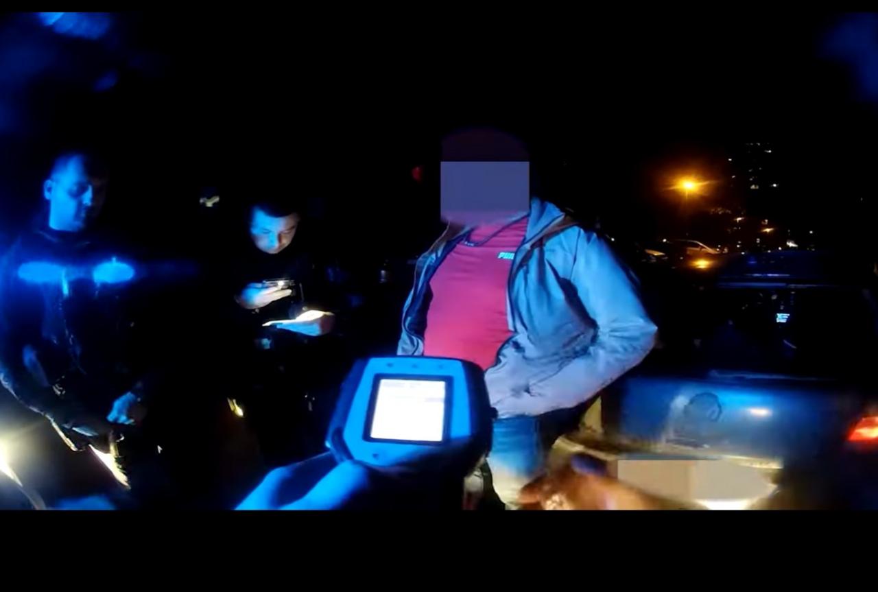 Policejní pes Ivan vyčmuchal v autě drogy