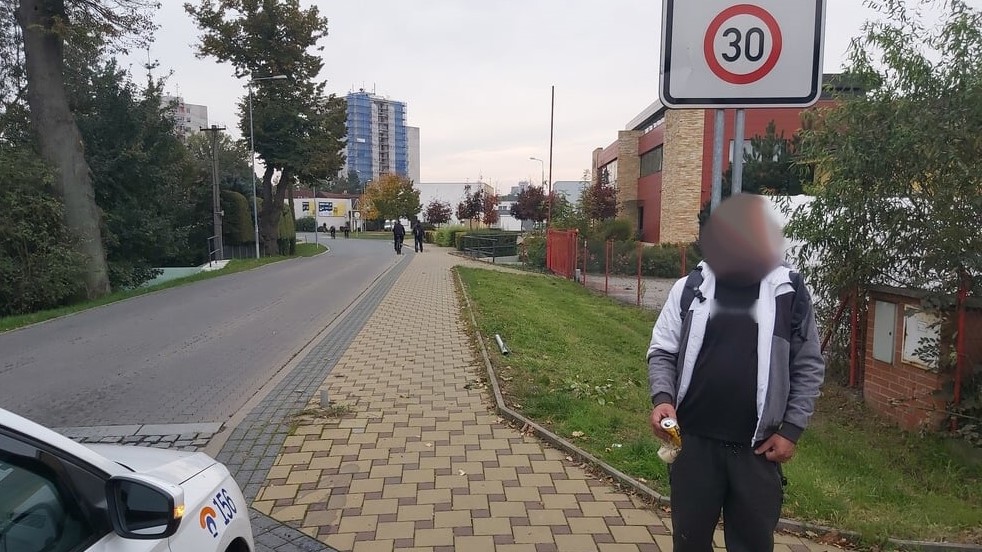Muž, který opakovaně řezal dopravní značky, skončil na psychiatrii