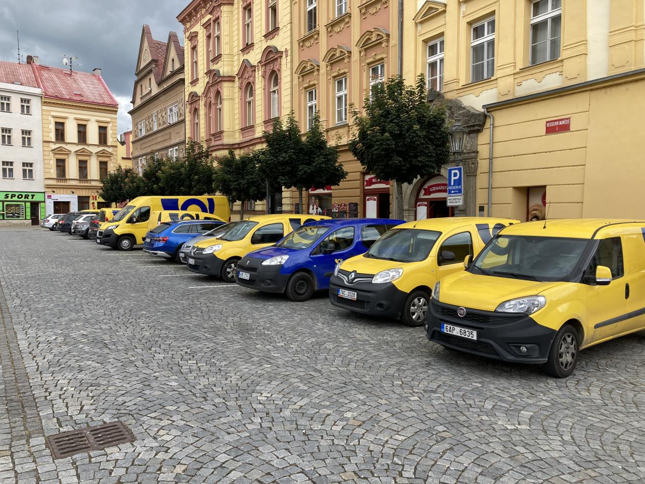 Pošťáci zabírají rezidentům v centru místa k parkování