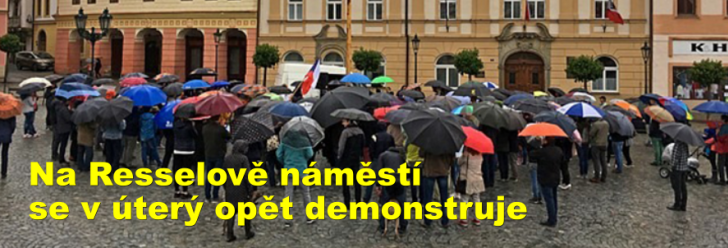 Na Resselově náměstí se v úterý opět demonstruje