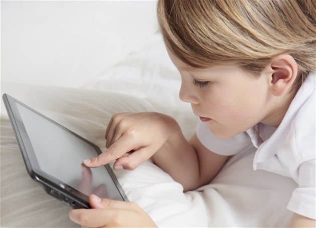 Kvůli tabletům společnost hloupne a dětské mozky se nevyvíjejí, tvrdí psychiatr