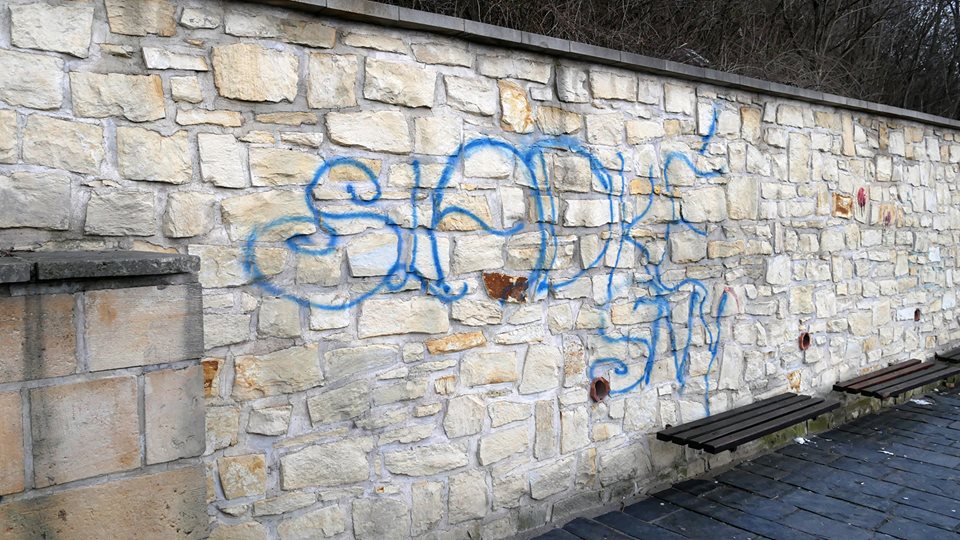 Šokující nápis Na Kopanici!