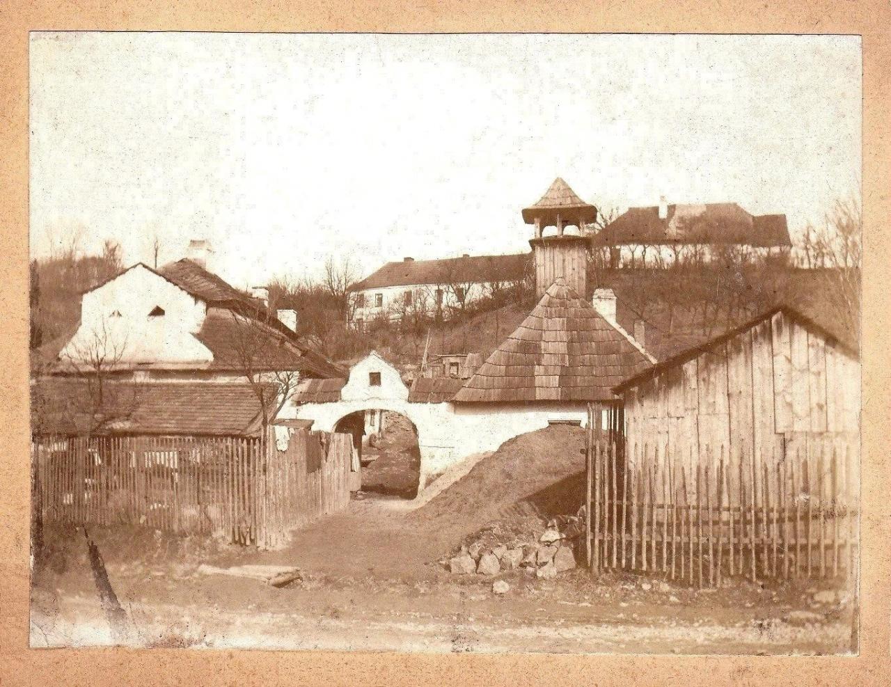Okolí zastávky U Kapličky bylo daleko malebnější než dnes