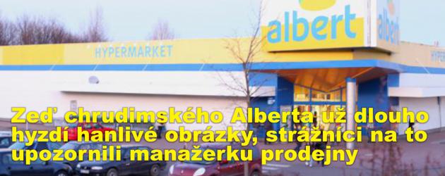 Zeď chrudimského Alberta už dlouho hyzdí hanlivé obrázky, strážníci na to upozornili manažerku prodejny