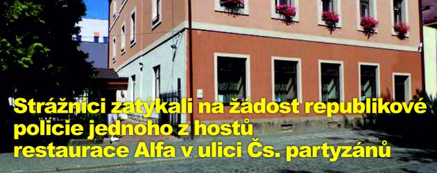 Strážníci zatýkali na žádost republikové policie jednoho z hostů restaurace Alfa v ulici Čs. partyzánů