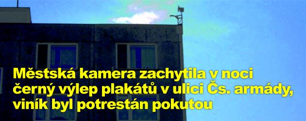 Městská kamera zachytila v noci černý výlep plakátů v ulici Čs. armády, viník byl potrestán tisícikorunovou pokutou
