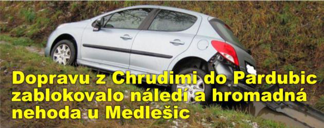 Dopravu z Chrudimi do Pardubic zablokovalo náledí a hromadná nehoda u Medlešic, bouralo se i jinde