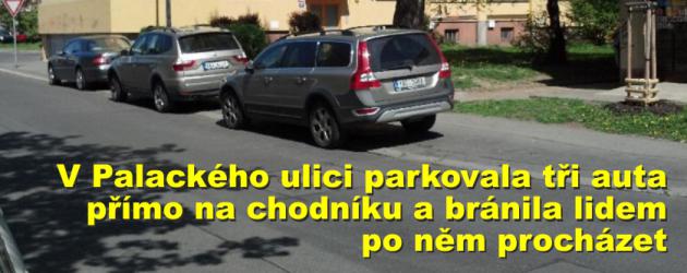 V Palackého ulici parkovala tři auta přímo na chodníku a bránila lidem po něm procházet