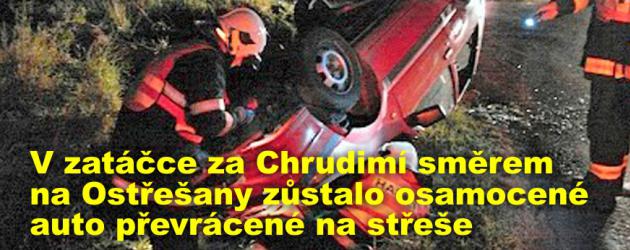 V zatáčce za Chrudimí směrem na Ostřešany zůstalo osamocené auto převrácené na střeše