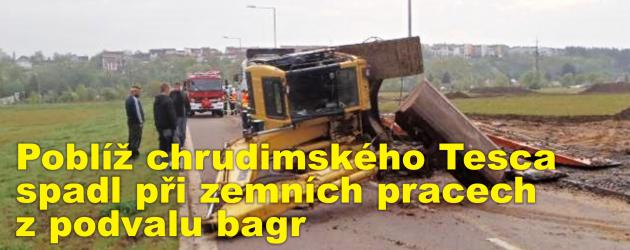 Poblíž chrudimského Tesca spadl při zemních pracech z podvalu bagr