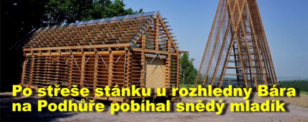 Po střeše stánku poblíž rozhledny Bára na Podhůře pobíhal snědý mladík