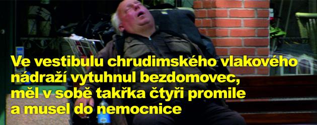 Ve vestibulu chrudimského vlakového nádraží vytuhnul bezdomovec, měl v sobě takřka čtyři promile a musel do nemocnice