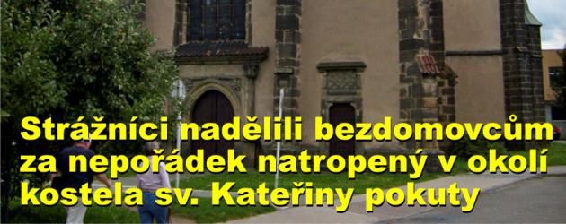 Strážníci nadělili bezdomovcům za nepořádek natropený v okolí kostela sv. Kateřiny pokuty