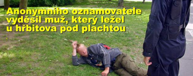 Anonymního oznamovatele vyděsil muž, který ležel u hřbitova pod plachtou