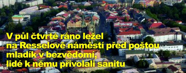 V půl čtvrté ráno ležel na Resselově náměstí před poštou mladík v bezvědomí, lidé k němu přivolali sanitu